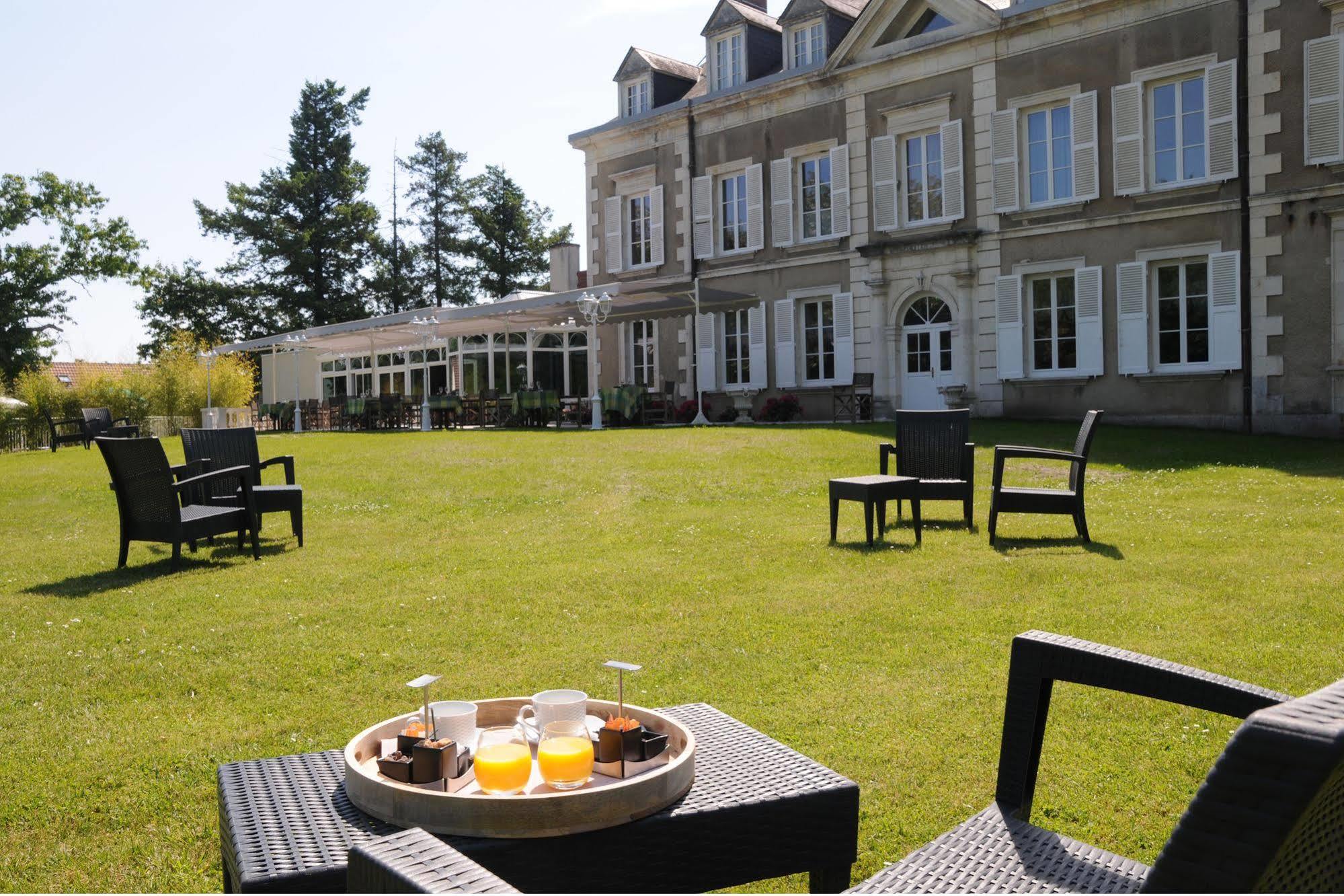 Hotel Logis Domaine De Valaudran Salbris Exterior foto